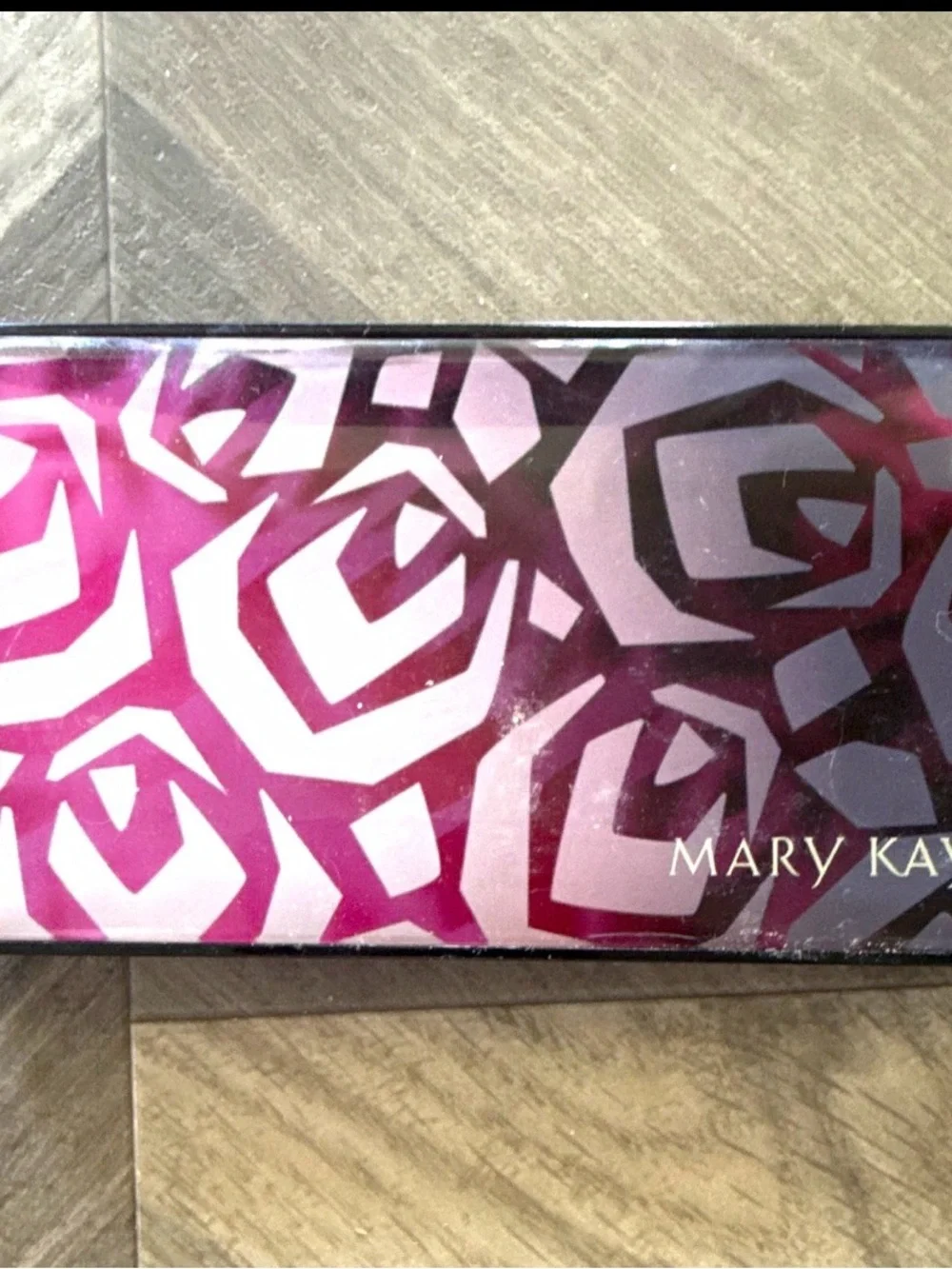 Mary Kay refillable compact, magnetic refill system
